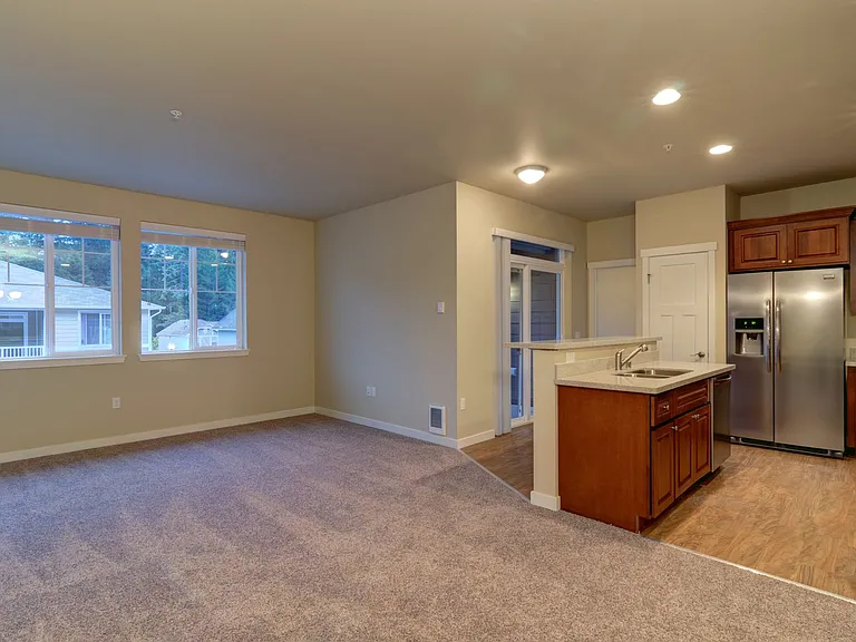 1643 Burnside Pl — Photo 1