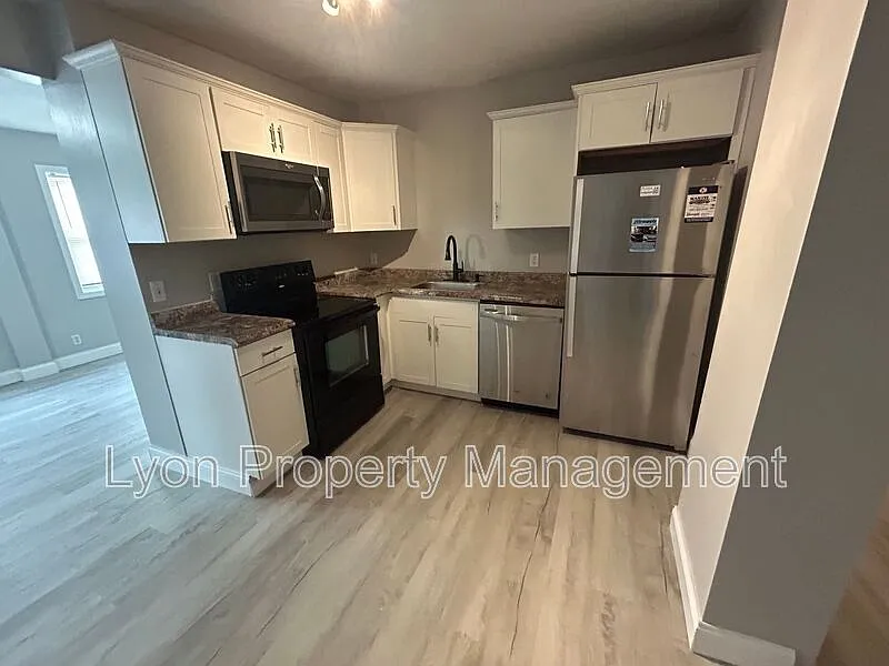 2 bed, 2.0 bath, 2300 sqft, $2,250 — Photo 2