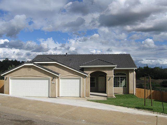 FRONT, A FENCE HAS BEN ADDED IN FRONT.... 