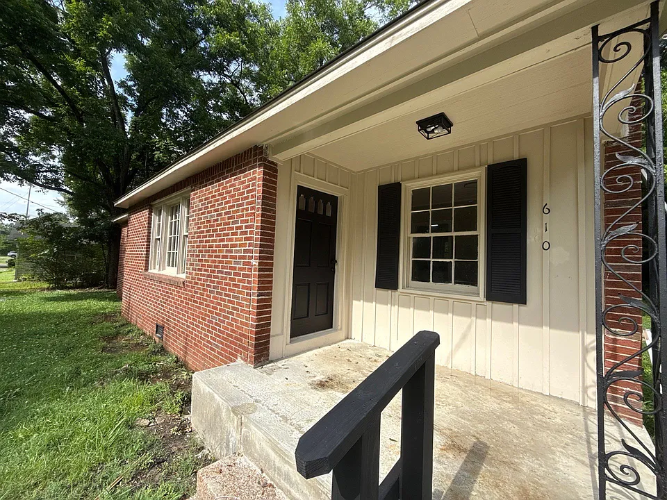 610 N McLemore Ave