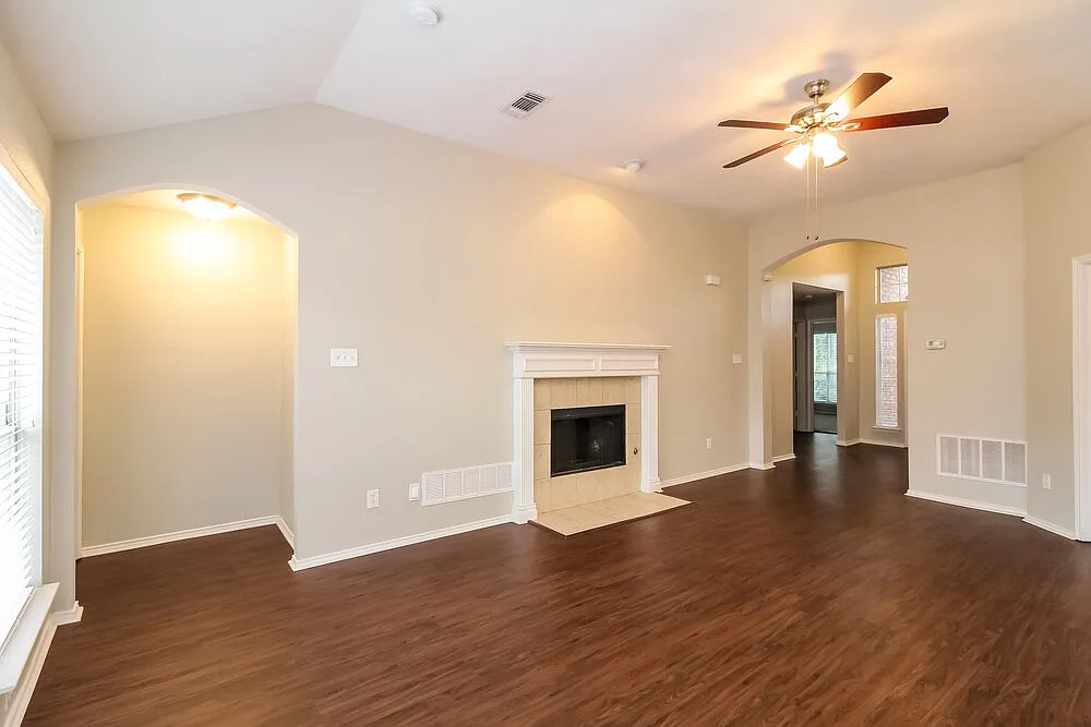 3 bed, 2.0 bath, 1745 sqft, $2,440 — Photo 2