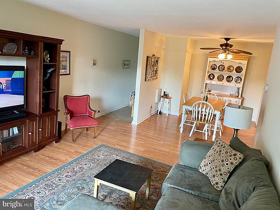4th image of 5426-4C5 Valley Green Dr