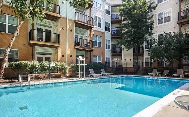 1 bed, 1.0 bath, 776 sqft, $1,950 — Photo 2