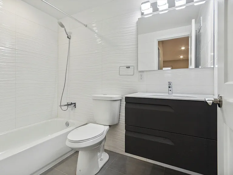 1515 W Stiles St #22 — Photo 3