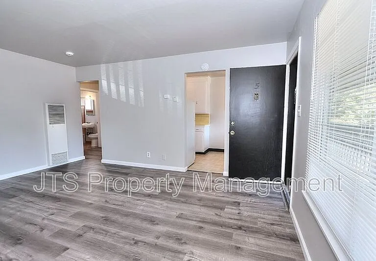 4439 V St #5 — Photo 3