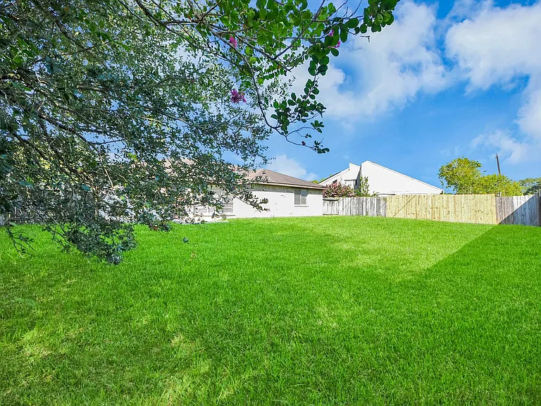 1911 Hammerwood Dr — Photo 40