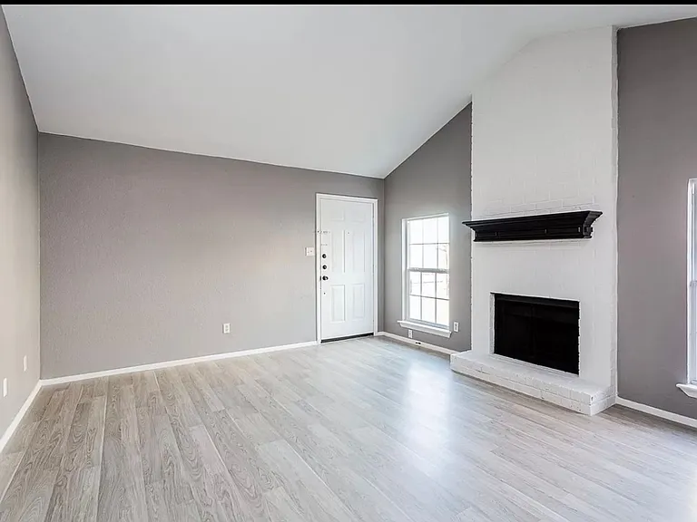 4900 E Stassney Ln — Photo 4
