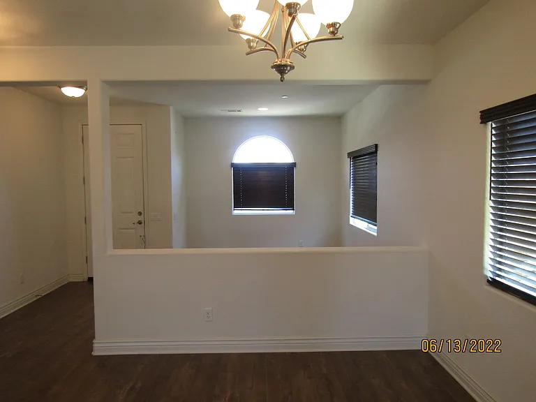 305 Hampton Dr — Photo 3