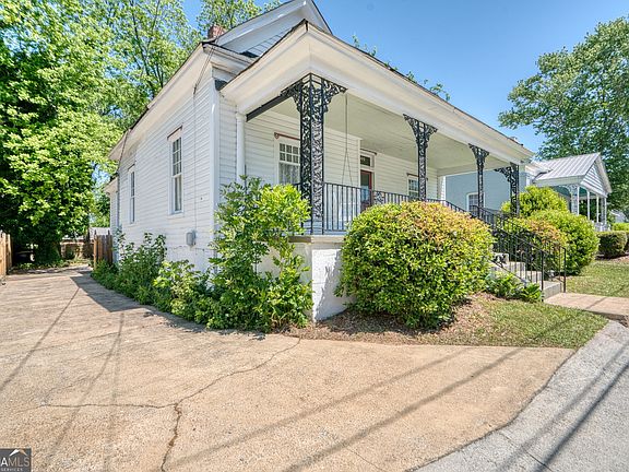 5th image of 601 W 10th St NE