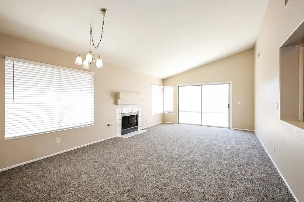 Stunning 3 Bedroom Home in a Prime Las Vegas Location — Photo 1