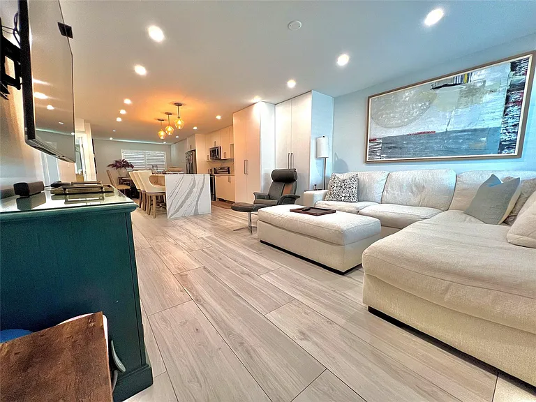 2115 NE 37th Dr #121 — Photo 5