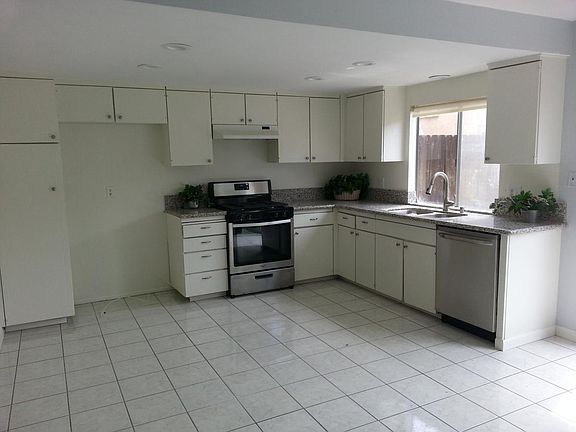 Large Kitchen With New Granite & New Stainless Appliances