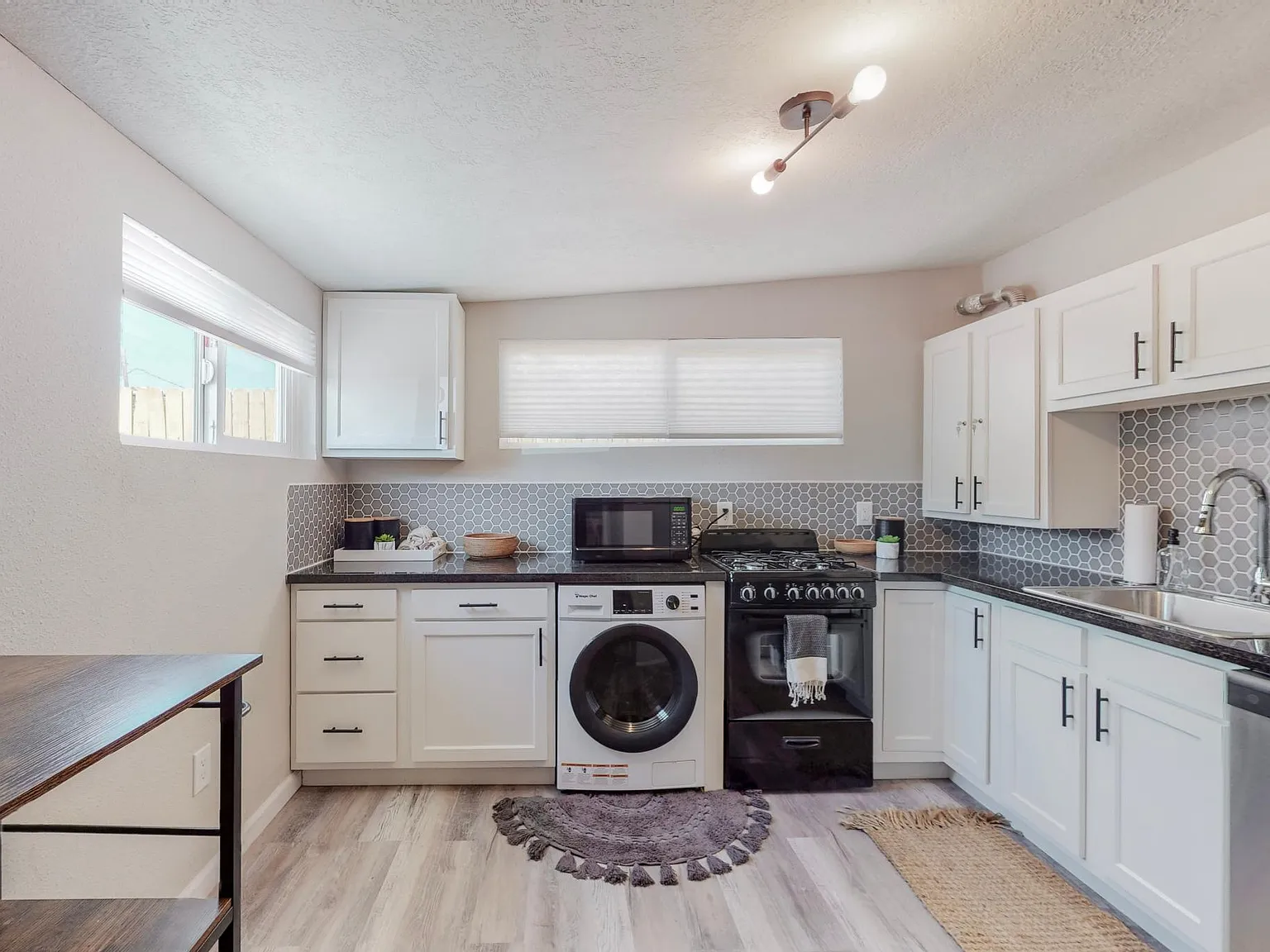 2 bed, 800 sqft, $1,900 — Photo 2