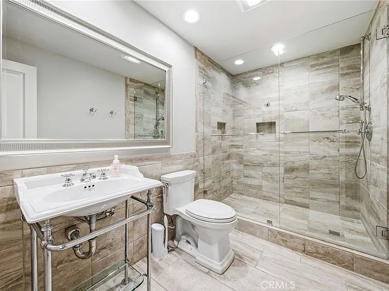 2243 Martin #218 — Photo 10