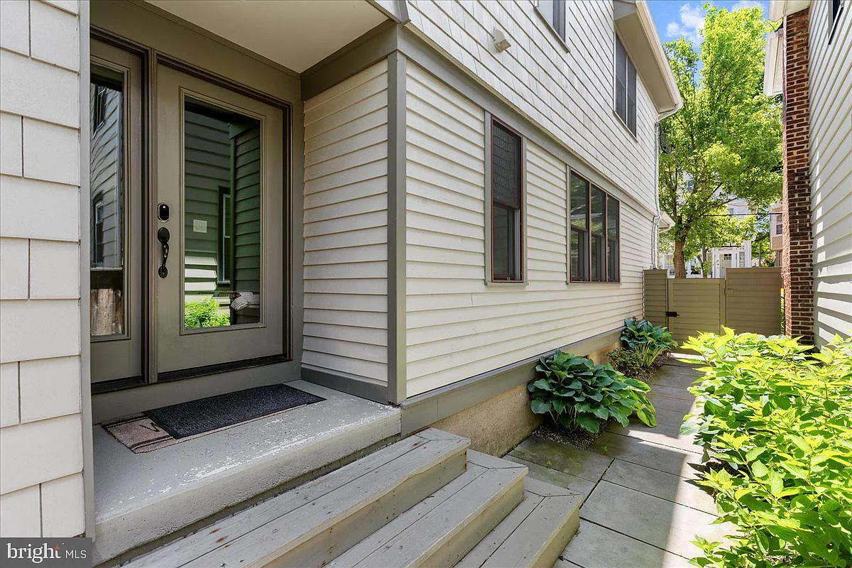 3 bed, 2.0 bath, 1344 sqft, $6,800 — Photo 3