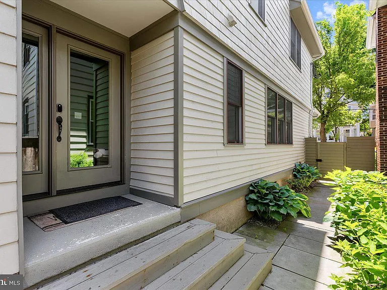23 Leigh Ave #B — Photo 3