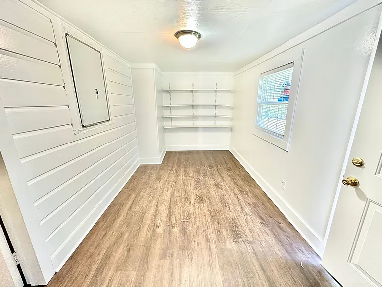 690 Robertson Rd E — Photo 5