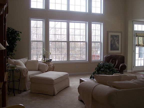 2 story great room w/floor to ceiling window.