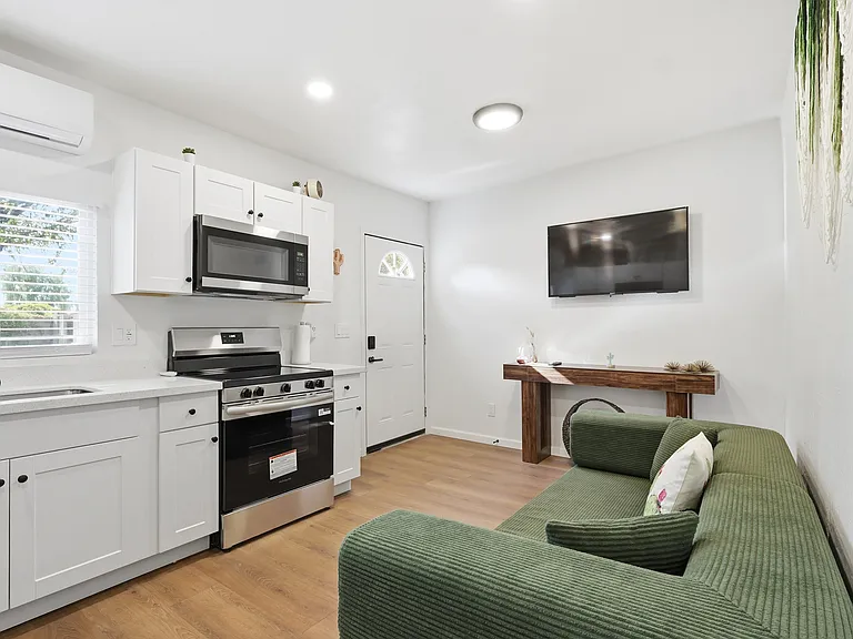 48 S Catalina St — Photo 3