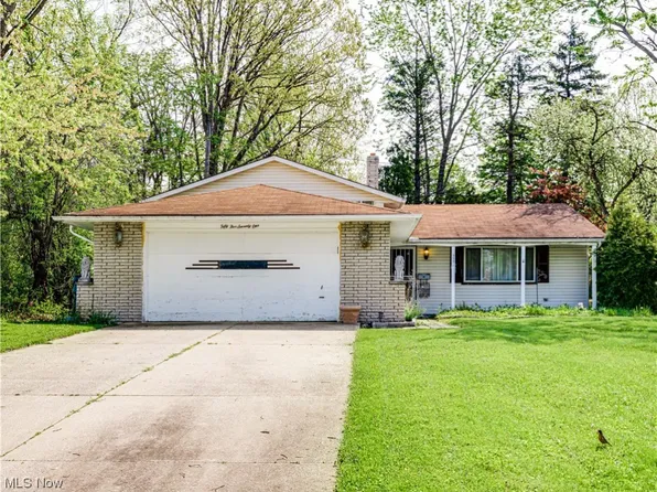 5571 Carlton Dr, Bedford Heights, OH 44146