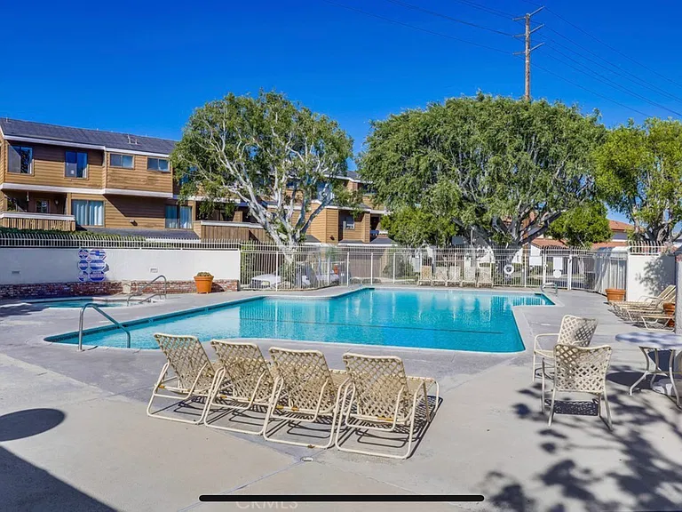 8610 Meadow Brook Ave #E — Photo 24