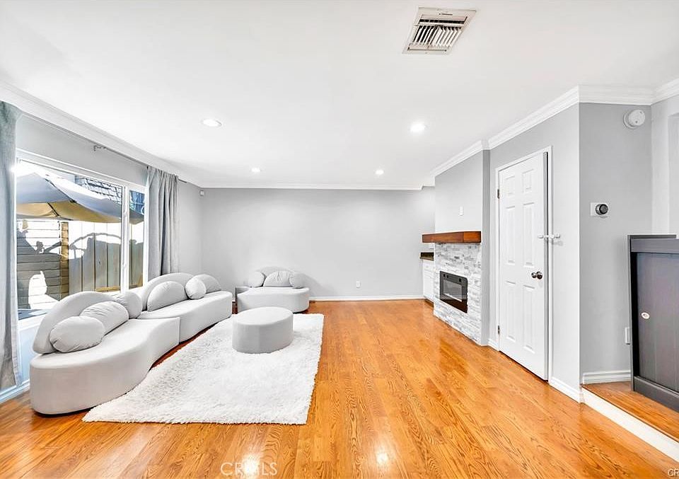 1st image of 18631 Collins St APT 10