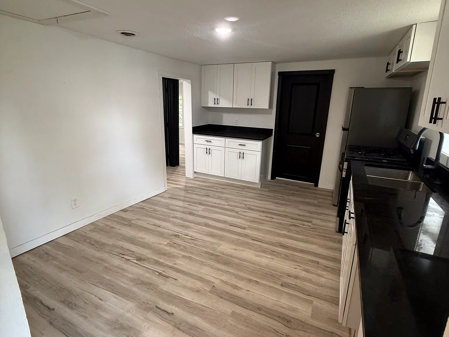 3 bed, 900 sqft, $1,195 — Photo 2