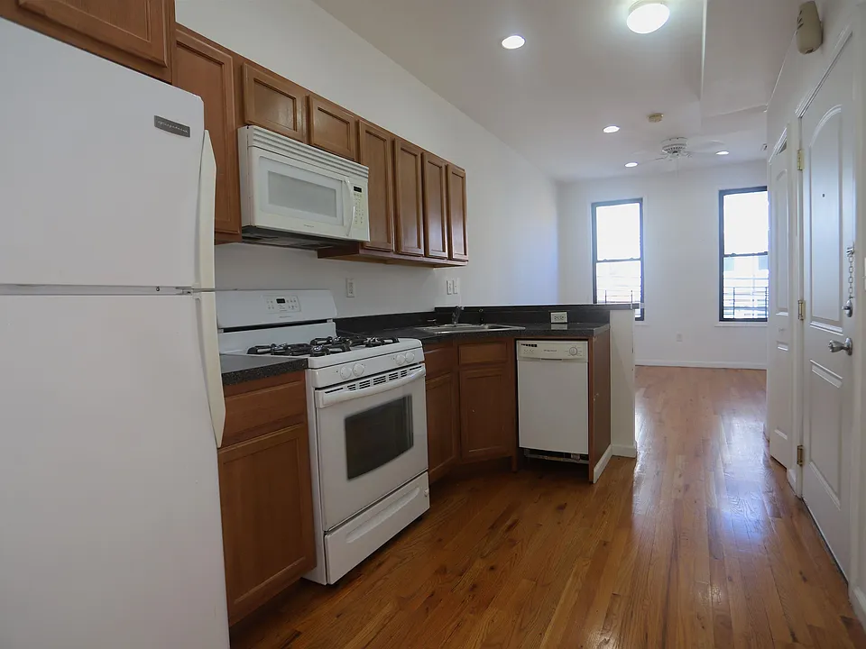 158 Sherman Ave #3R
