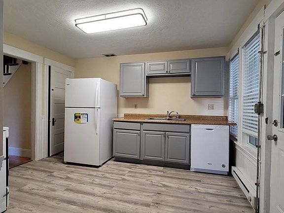 3rd image of 38 Sampson St #38