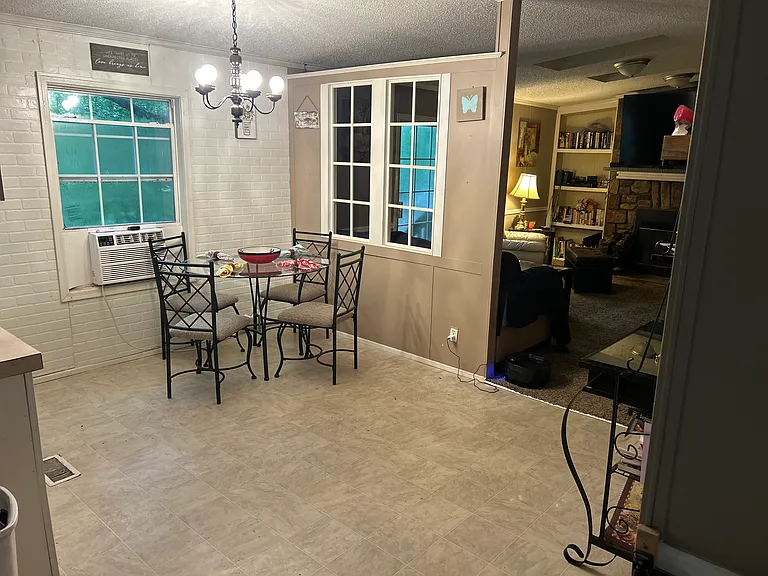 1021 Coral Ln — Photo 3