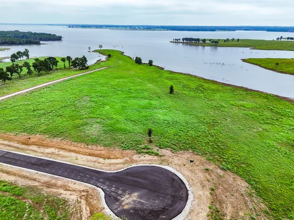 204 Lakeshore Ln, Windom, TX 75492