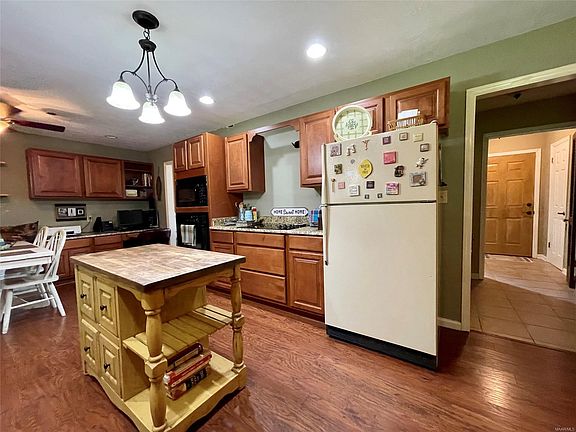 3rd image of 121 Kingston Pl