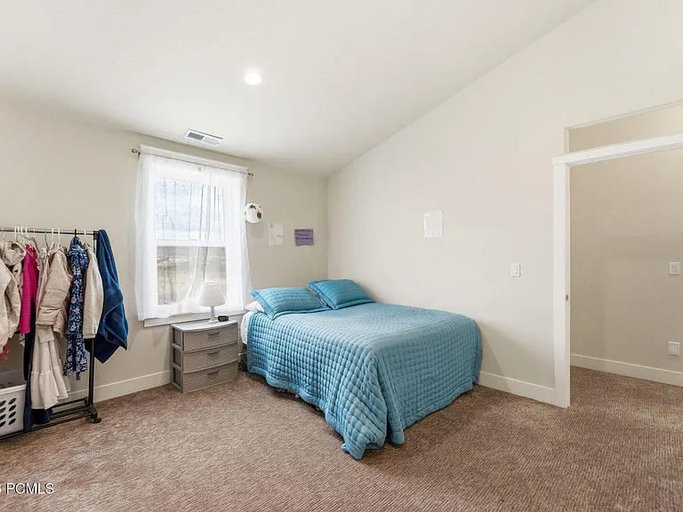 415 E Earl St — Photo 59