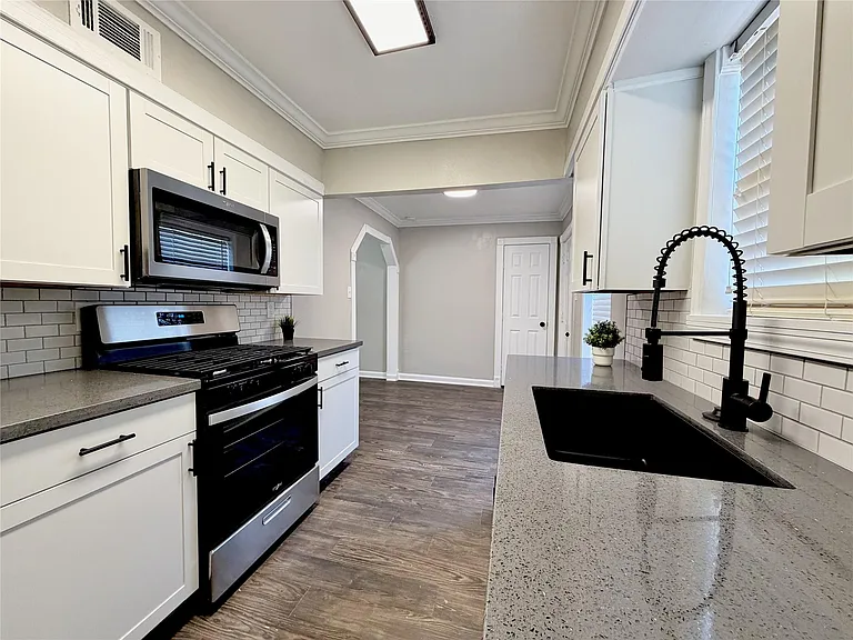 218 W 15th St #F — Photo 12