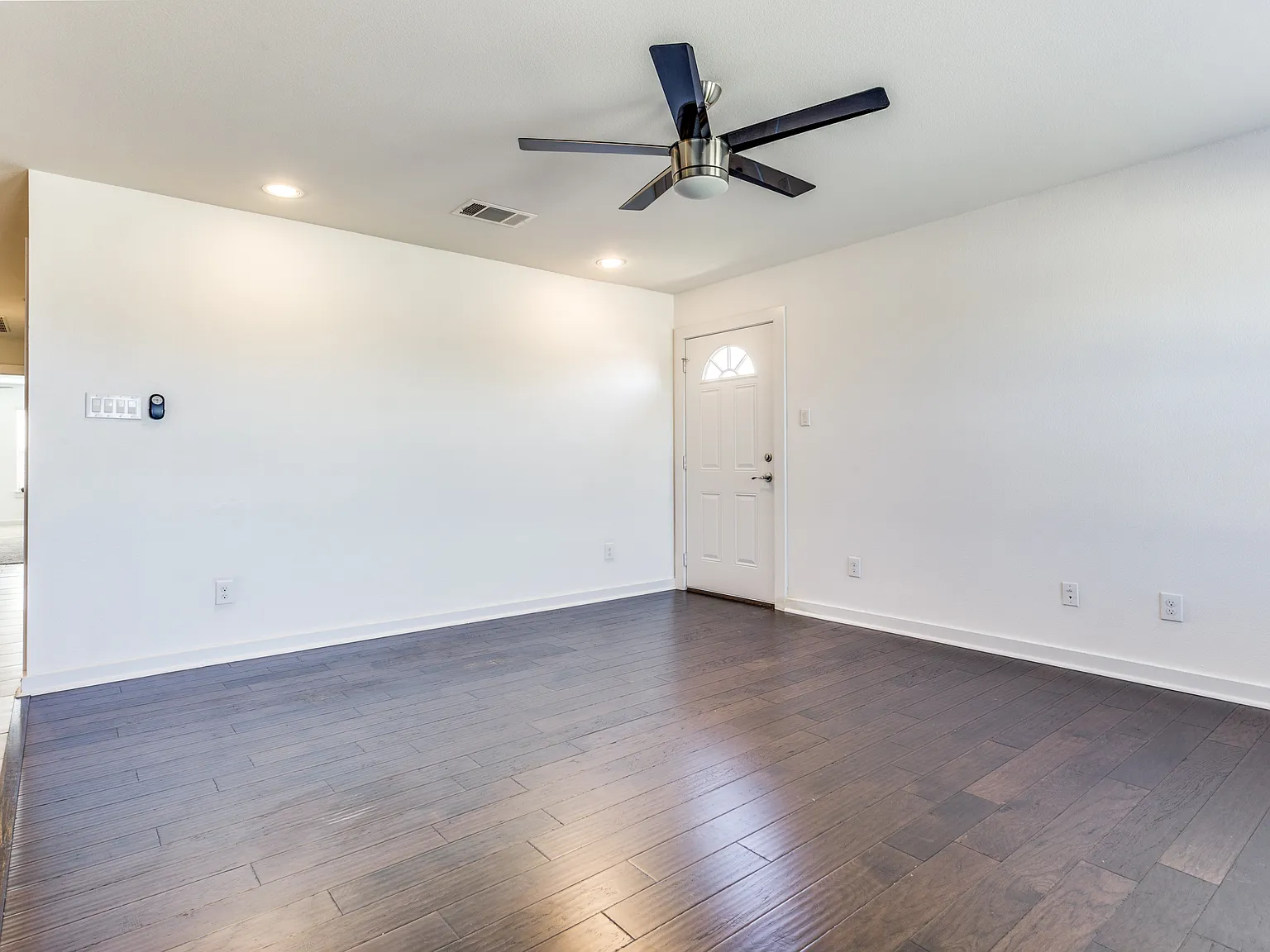 3 bed, 1327 sqft, $1,700 — Photo 2