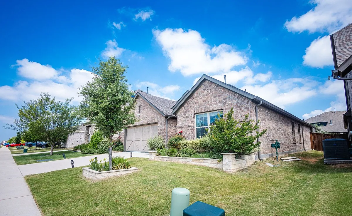 Building Photo - 5909 Pensby Dr
