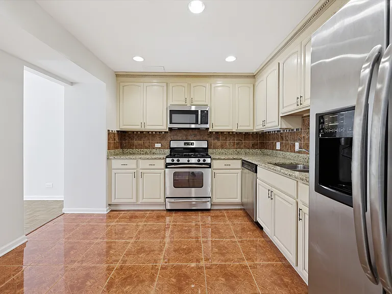 1542 Anderson Ln — Photo 13