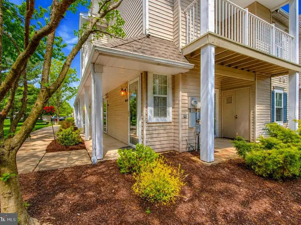 906 Oliphant Ln, Mount Laurel, NJ 08054