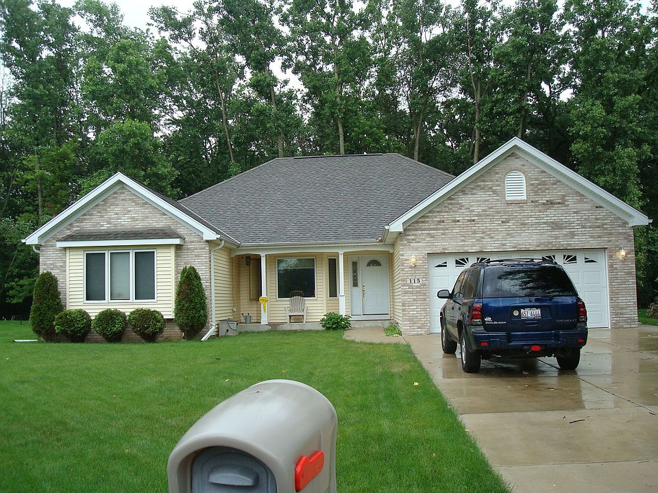Front of ranch home-6 car driveway