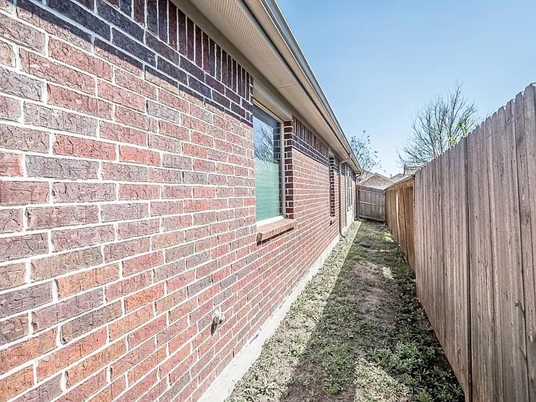1405 Nightingale Dr — Photo 37