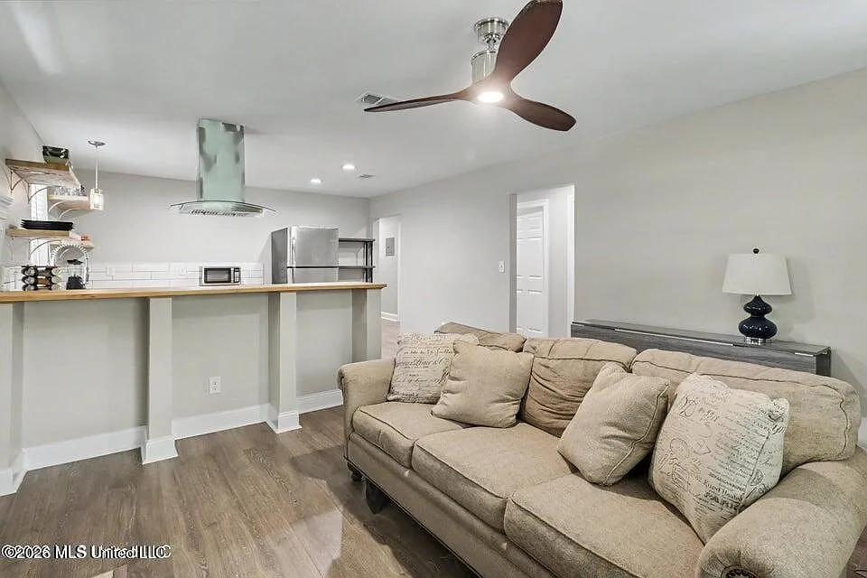 3 bed, 1.0 bath, 1097 sqft, $1,400 — Photo 3