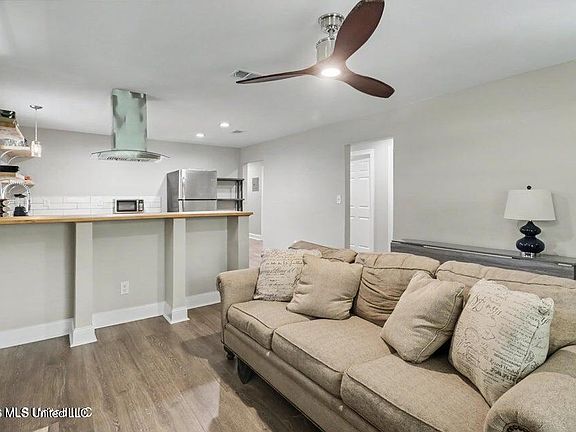3rd image of 519 23rd St #R