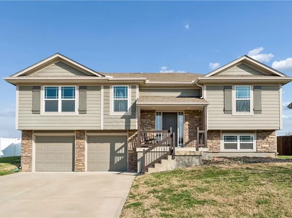 12204 E 214th St, Peculiar, MO 64078