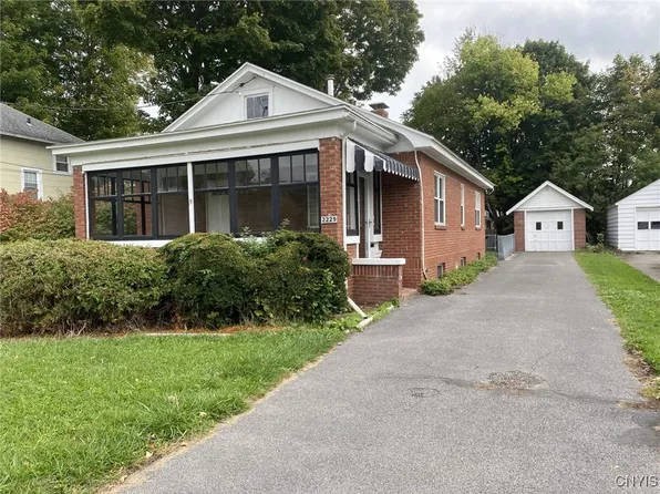 2229 Valley Dr, Syracuse, NY 13207