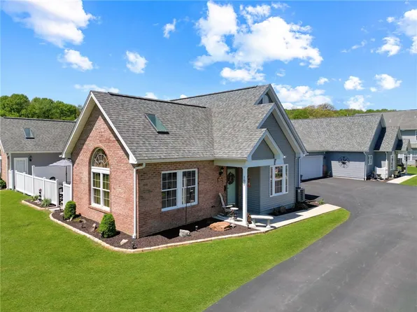 105 White Fox Ct, Ellwood City, PA 16117