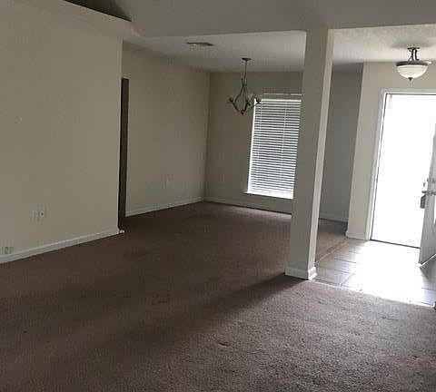 3rd image of 12361 White Oak Dr
