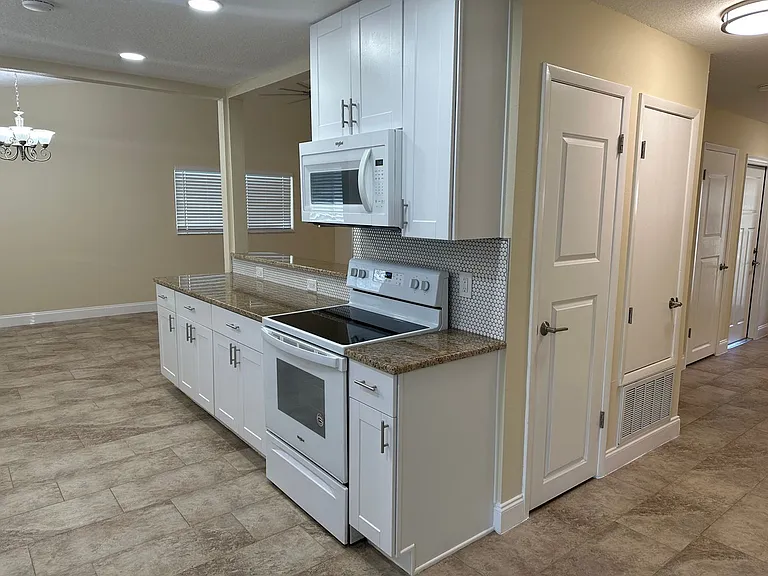 210 Foxwood Dr — Photo 11