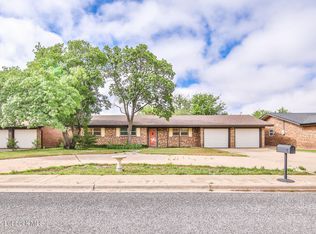 210 Redwood Ln, Levelland, TX 79336