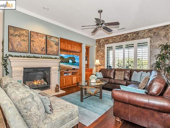 4th image of 921 Suntan Ln