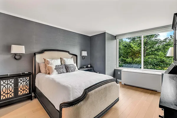 Sold by R New York | media 6